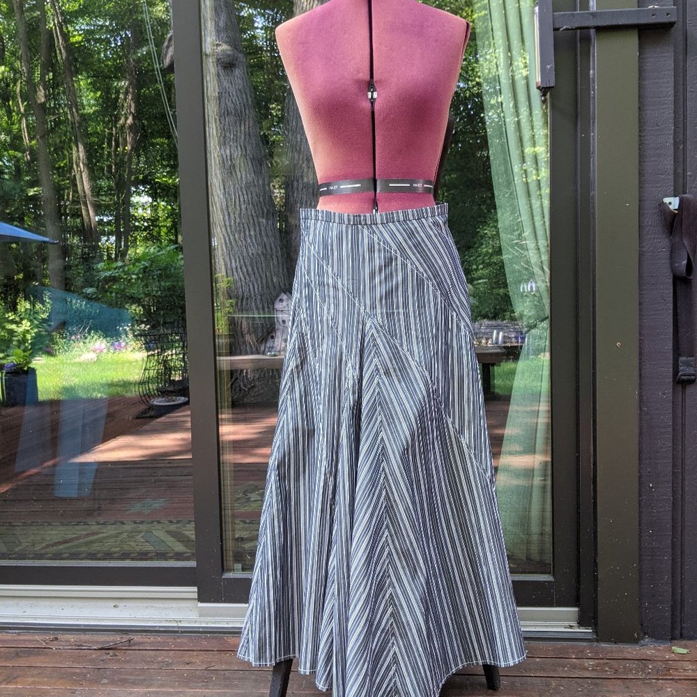 Pre-owned grey striped godet skirt by Gunex size 6